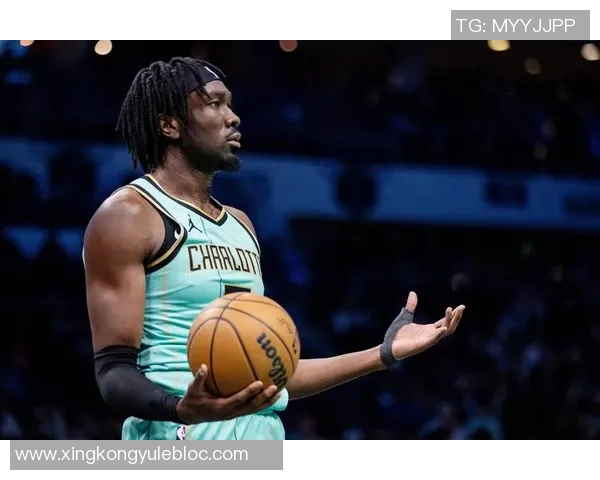 季前赛迎战湖人太阳队晒出布克马威帅气登机照引发关注 季前赛迎战湖人太阳队晒出布克马威帅气登机照引发关注