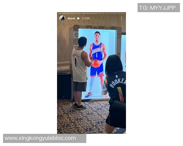 布克与中文布克合影互动投篮视频引发球迷热议 布克与中文布克合影互动投篮视频引发球迷热议