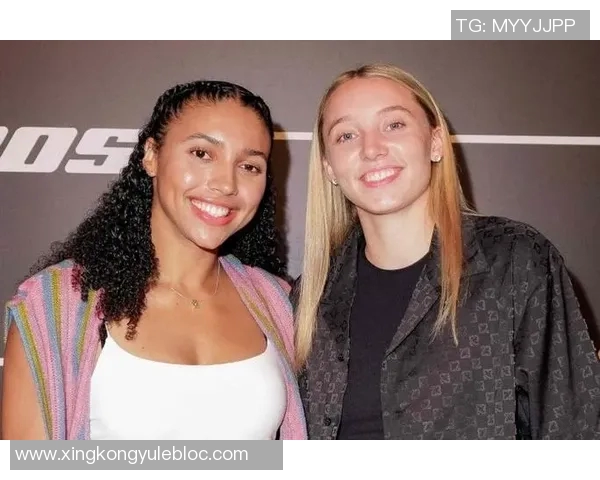 佩奇携女友与队友重返母校共同庆祝NCAA冠军戒指荣耀时刻 佩奇携女友与队友重返母校共同庆祝NCAA冠军戒指荣耀时刻