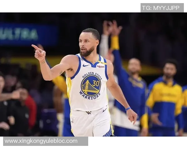 追梦精准传球布朗尼外线助攻库里高弧度三分球如虹命中